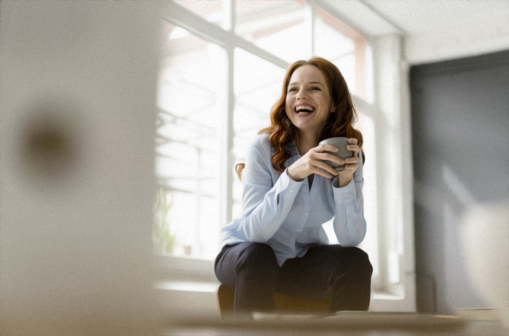 lachende koffiepauze voor werknemers dankzij de IT-diensten van het bedrijf Saphico in een ontspannen en heldere sfeer